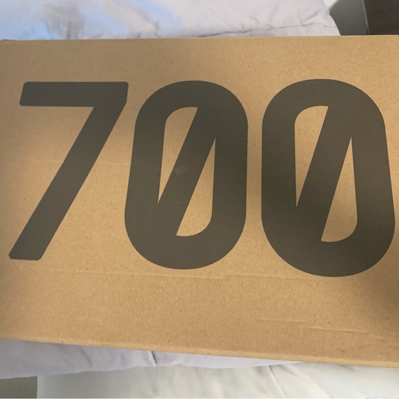 Yeezy Boost 700 V2 Geode - Picture 12 of 12